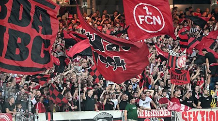 Fans des 1. FC Nürnberg feiern im Max-Morlock-Stadion. (Archivfoto) / Foto: Jens Niering/dpa