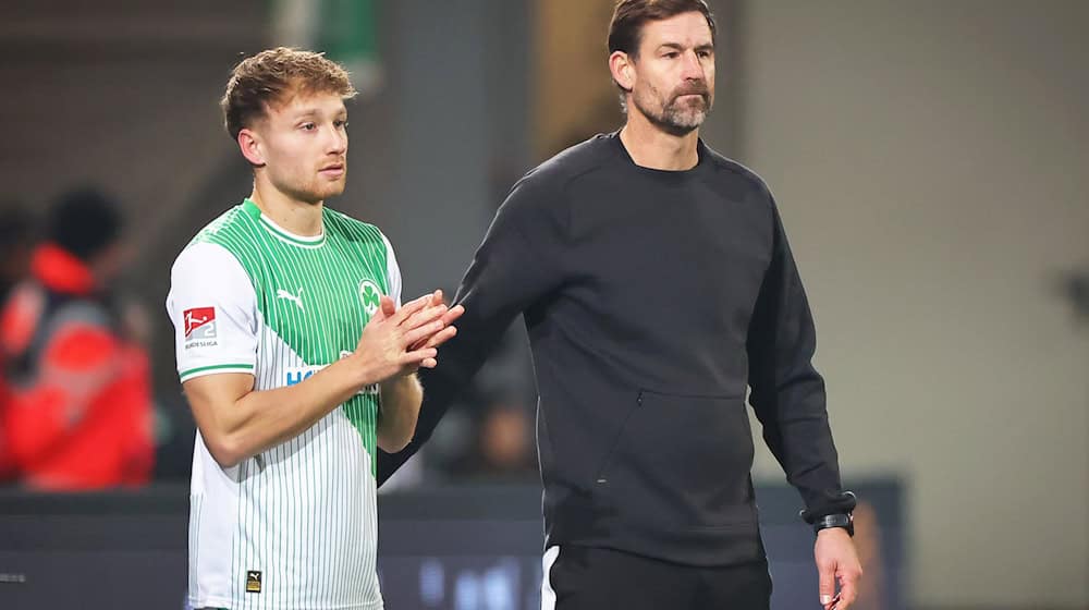 Trainer Kleine wechselte mit Jannik Dehm den Siegtorschützen ein. / Foto: Daniel Karmann/dpa
