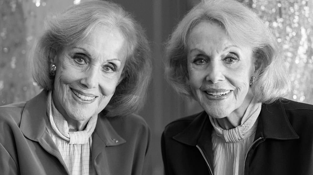 Alice (l.) und Ellen Kessler erlangten als Sängerinnen und Tänzerinnen international Berühmtheit. (Archivbild) / Foto: Lennart Preiss/dpa