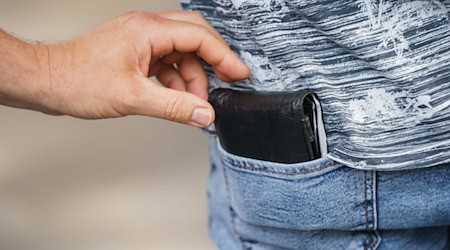 Ein Unbekannter hat einem Senior Geld aus dem Portemonnaie gestohlen. (Symbolbild) / Foto: Andreas Arnold/dpa