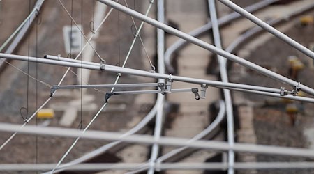 Oberleitung und Schienen (Symbolbild). / Foto: Christoph Soeder/dpa