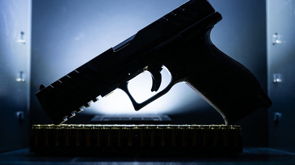 Unbekannte Täter haben einen Waffenschrank mit mehreren Schusswaffen aus einem Haus in der Oberpfalz gestohlen (Symbolbild). / Foto: Silas Stein/dpa