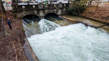 Die Welle war kurz wieder da - jetzt ist sie wieder weg.  / Foto: Peter Kneffel/dpa