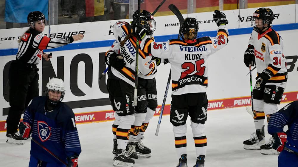 Deutschlands Spielerinnen bejubeln das Führungstor  / Foto: Peter Kneffel/dpa