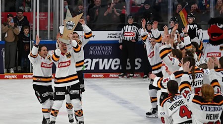 DEB-Kapitänin Daria Gleißner (2.v.l.) fordert nach dem Gewinn des Deutschland Cups Verbesserungen in der Mädchen-Nachwuchsarbeit. / Foto: Markus Lenhardt/dpa