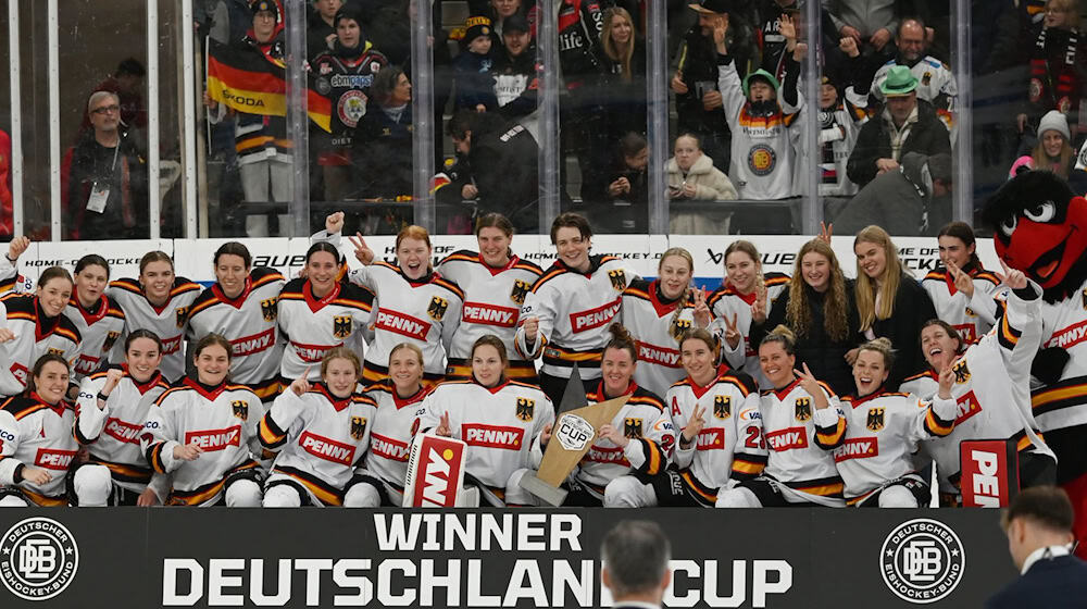 Das Frauen-Nationalteam feiert erneut den Sieg beim Deutschland Cup / Foto: Markus Lenhardt/dpa