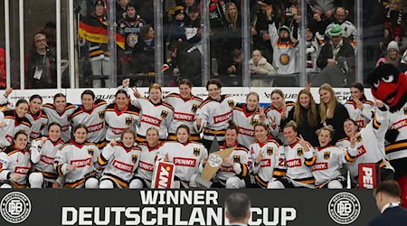 Das Frauen-Nationalteam feiert erneut den Sieg beim Deutschland Cup / Foto: Markus Lenhardt/dpa