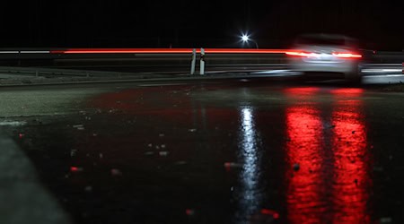 Wer in den kommenden Tagen auf Bayerns Straßen unterwegs ist, sollte sich vor Glätte in Acht nehmen. (Symbolbild) / Foto: Karl-Josef Hildenbrand/dpa