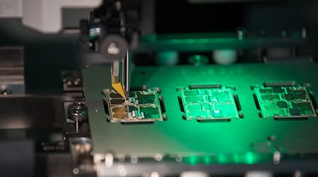 Die Hersteller von Maschinen zur Elektronik-Herstellung schöpfen langsam wieder Hoffnung. (Archivbild) / Foto: Daniel Karmann/dpa