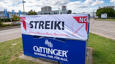 Über Monate befehdeten sich bei der Großbrauerei Oettinger Gewerkschaft NGG und Geschäftsführung. (Archivbild) / Foto: Peter Kneffel/dpa