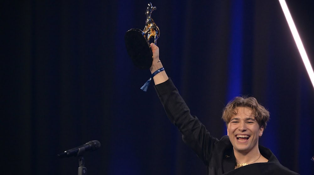 Fionn Ferreira will die Meere von Mikroplastik befreien. Dafür wurde er mit dem Bambi in der Kategorie Unsere Erde ausgezeichnet. / Foto: Peter Kneffel/dpa