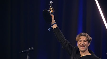 Fionn Ferreira will die Meere von Mikroplastik befreien. Dafür wurde er mit dem Bambi in der Kategorie Unsere Erde ausgezeichnet. / Foto: Peter Kneffel/dpa