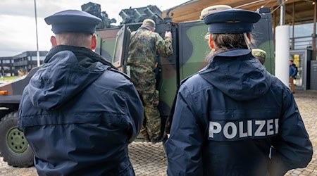 Bei einer Bundeswehrübung kam es versehentlich zu einem Schusswechsel zwischen Polizei und Bundeswehr. (Archivbild) / Foto: Armin Weigel/dpa