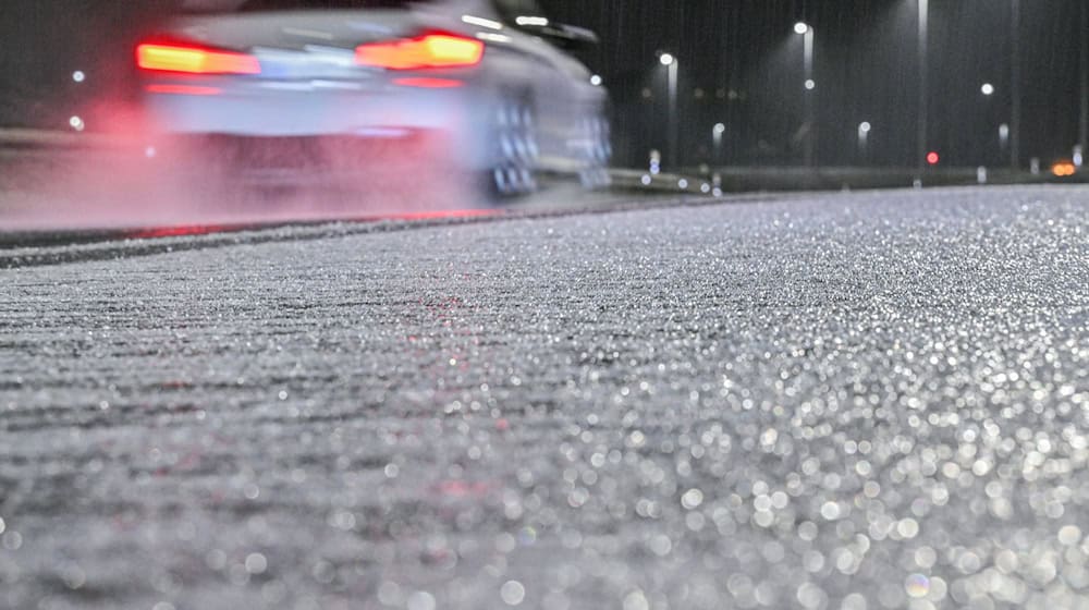 Mancherorts kann es noch glatt sein. / Foto: Jason Tschepljakow/dpa