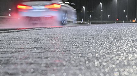 Mancherorts kann es noch glatt sein. / Foto: Jason Tschepljakow/dpa