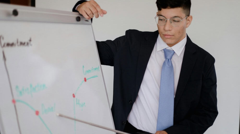 Junge Fachkräfte präsentieren neue Ideen – die Generation Z bringt frischen Blick und andere Erwartungen in Bayerns Unternehmen. / Foto: pexels.com