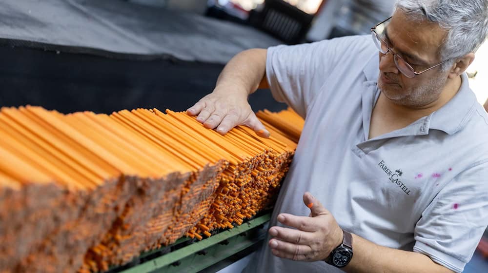 Der fränkische Schreibwarenhersteller Faber-Castell will 130 Stellen in Deutschland abbauen. (Archivbild) / Foto: Daniel Karmann/dpa