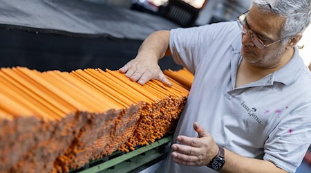 Der fränkische Schreibwarenhersteller Faber-Castell will 130 Stellen in Deutschland abbauen. (Archivbild) / Foto: Daniel Karmann/dpa