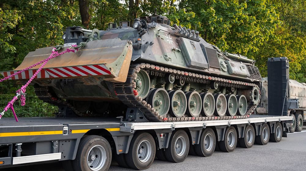Auf der Ladefläche des gestoppten Lkws stand ein Dachs-Pionierpanzer - ob es sich um einen Bundeswehr-Transport handelte, ist unklar. (Symbolbild) / Foto: Christophe Gateau/dpa