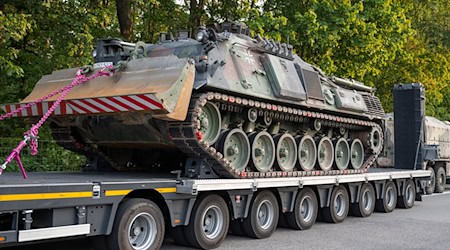 Auf der Ladefläche des gestoppten Lkws stand ein Dachs-Pionierpanzer - ob es sich um einen Bundeswehr-Transport handelte, ist unklar. (Symbolbild) / Foto: Christophe Gateau/dpa
