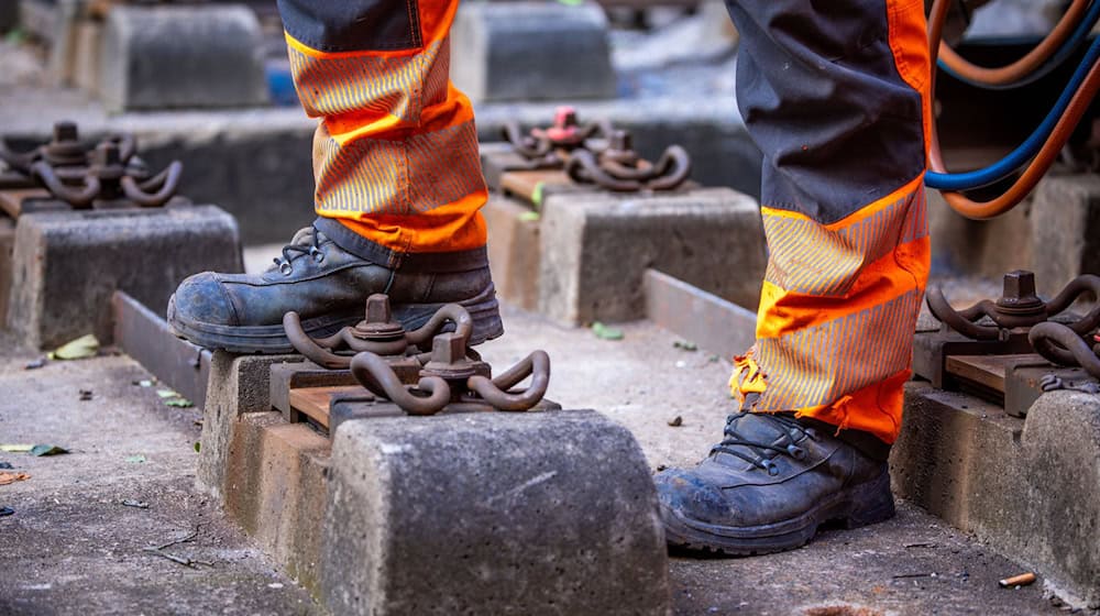 Die Arbeiter waren laut Polizei mit Gleisarbeiten in der Oberpfalz beschäftigt. (Symbolbild) / Foto: Jens Büttner/dpa