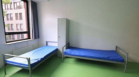 Die rückläufigen Zuwanderungszahlen sind in Bayern weiterhin statistisch nachweisbar - wenn sich der Trend fortsetzt, sollen bald die ersten angemieteten Immobilien für die Unterkunft gekündigt werden. (Symbolbild) / Foto: Karl-Josef Hildenbrand/dpa