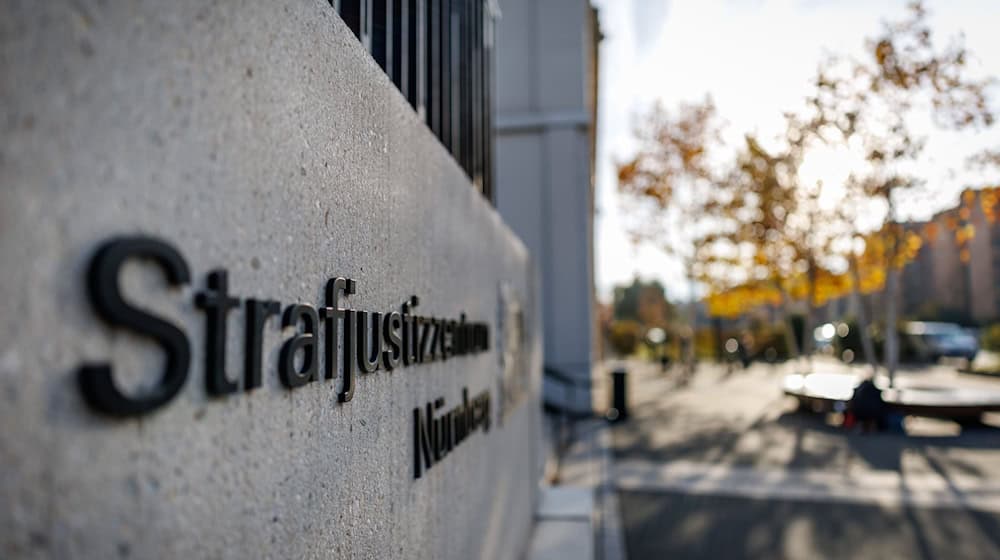 Die Bayerische Zentralstelle zur Bekämpfung von Betrug und Korruption im Gesundheitswesen (ZKG) wirft den Angeklagten vor, durch fingierte Touren- und Dienstpläne zahlreiche Leistungen abgerechnet zu haben, ohne diese wirklich erbracht zu haben. (Archivbild) / Foto: Daniel Karmann/dpa