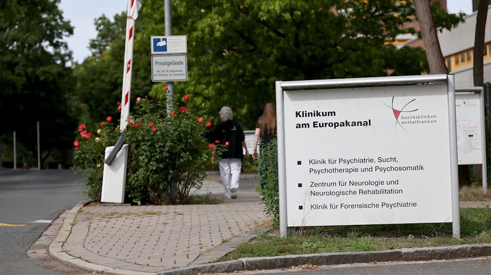 Der 34-Jährige war am 16. August von einem unbegleiteten Ausgang aus der Forensischen Psychiatrie in Erlangen nicht mehr zurückgekommen. (Archivbild) / Foto: Daniel Löb/dpa