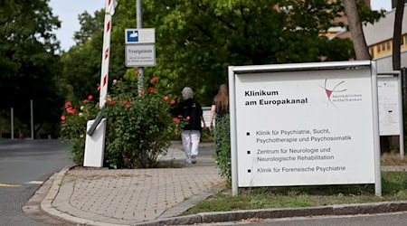Der 34-Jährige war am 16. August von einem unbegleiteten Ausgang aus der Forensischen Psychiatrie in Erlangen nicht mehr zurückgekommen. (Archivbild) / Foto: Daniel Löb/dpa