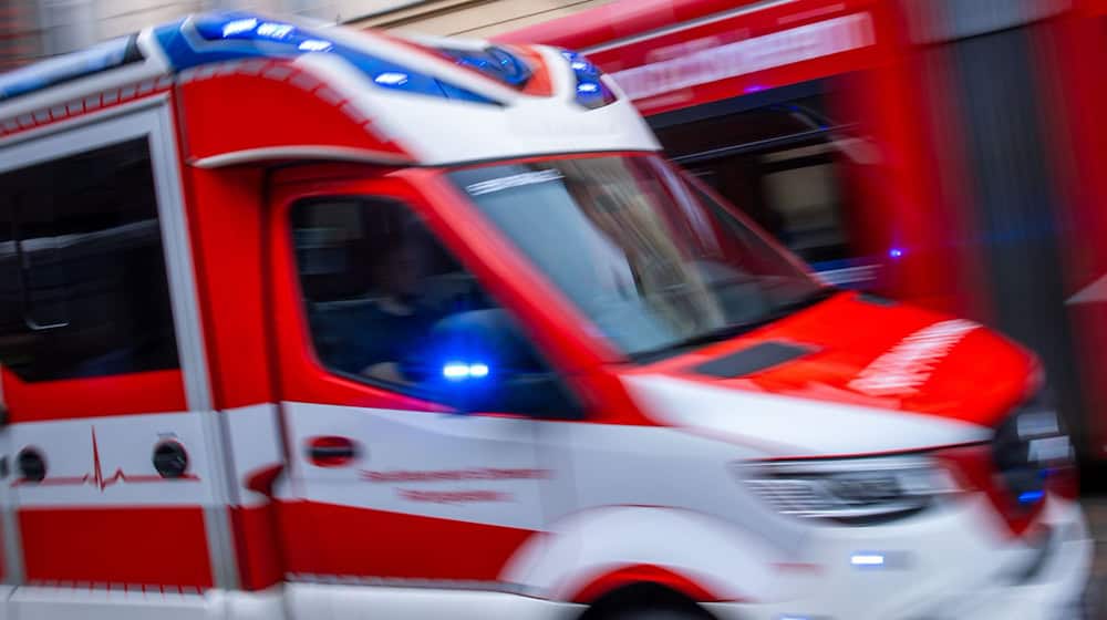 Mit schweren Verletzungen kommt die Frau ins Krankenhaus. (Symbolbild) / Foto: Jens Büttner/dpa