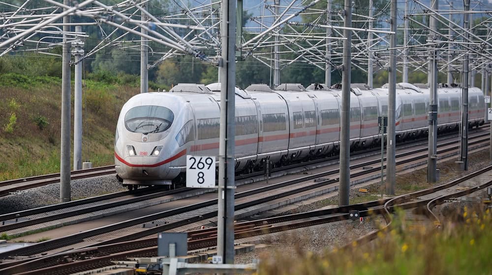Die Deutsche Bahn will einen frühen ICE-Halt in Aschaffenburg streichen. (Symbolbild)  / Foto: Jan Woitas/dpa