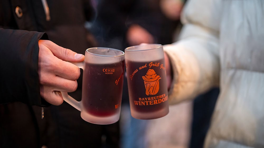 Beste Bedingungen für Glühwein sind laut Veranstalter 7 Grad und trockenes Wetter. (Archivbild) / Foto: Daniel Vogl/dpa