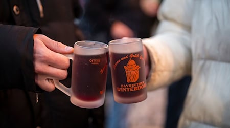 Beste Bedingungen für Glühwein sind laut Veranstalter 7 Grad und trockenes Wetter. (Archivbild) / Foto: Daniel Vogl/dpa