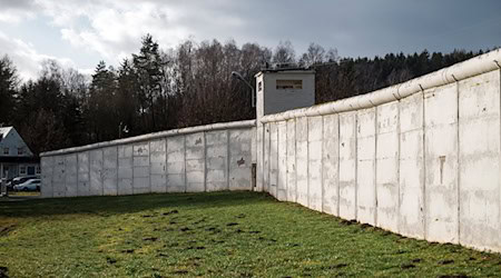 Blick auf die Mauer, die einst Mödlareuth teilte. (Archivbild) / Foto: Daniel Vogl/dpa
