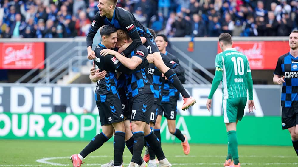 Paderborn jubelt über das Tor zum 1:0.  / Foto: Bernd Thissen/dpa