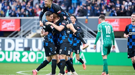 Paderborn jubelt über das Tor zum 1:0.  / Foto: Bernd Thissen/dpa