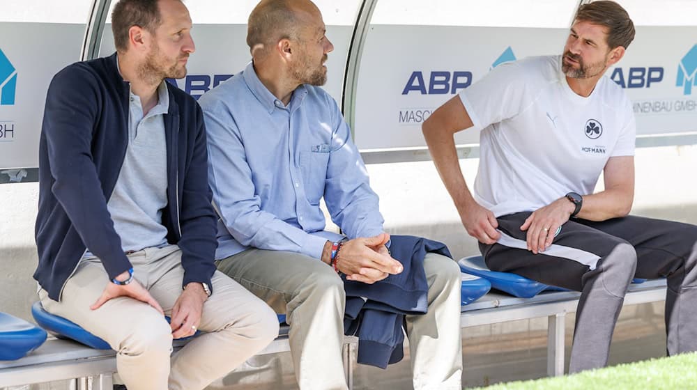 Geben die Fürther Verantwortlichen Trainer Kleine (r) noch eine Chance? (Archivbild) / Foto: Andreas Gora/dpa