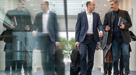 Wird Bayern zur Finanzierung seiner Ausgaben teilweise auf neue Kredite zurückgreifen? Rechtlich möglich wären bis zu 2,3 Milliarden Euro neue Schulden. / Foto: Peter Kneffel/dpa