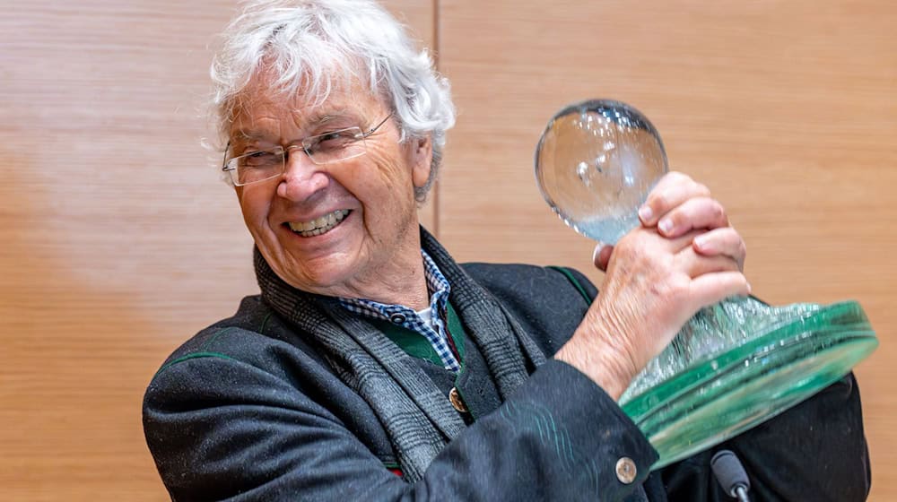 Auszeichnungen sind für den bayerischen Satiriker Gerhard Polt nichts Neues. Nun darf er sich als erster Preisträger auch über den neu geschaffenen bayerischen Kunstpreis freuen. (Archivbild) / Foto: Armin Weigel/dpa