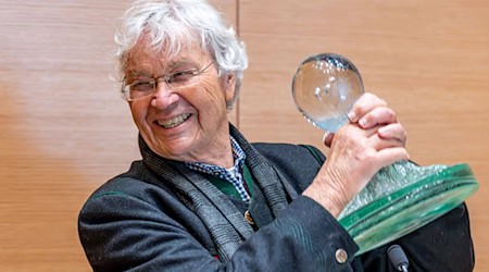 Auszeichnungen sind für den bayerischen Satiriker Gerhard Polt nichts Neues. Nun darf er sich als erster Preisträger auch über den neu geschaffenen bayerischen Kunstpreis freuen. (Archivbild) / Foto: Armin Weigel/dpa