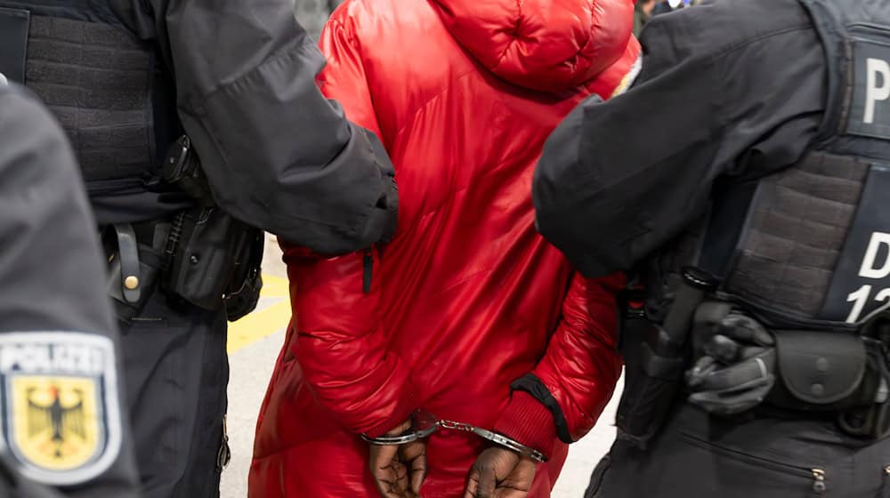 Ziel ist es, Gewaltdelikte zu verhindern, Verdächtige früh zu erkennen und das Sicherheitsgefühl von Reisenden und Bahn-Mitarbeitenden zu stärken. (Archivbild) / Foto: Peter Kneffel/dpa