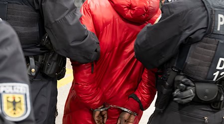 Ziel ist es, Gewaltdelikte zu verhindern, Verdächtige früh zu erkennen und das Sicherheitsgefühl von Reisenden und Bahn-Mitarbeitenden zu stärken. (Archivbild) / Foto: Peter Kneffel/dpa