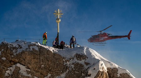 Ein Helikopter hat das frische vergoldete Kreuz zurückgebracht.  / Foto: Peter Kneffel/dpa