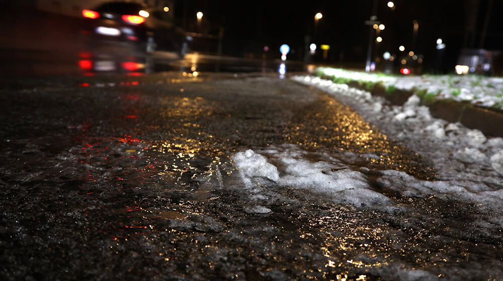 Glatte Straßen haben in Bayern in der Nacht zu zahlreichen Unfällen mit Toten und Verletzten geführt. (Symbolbild) / Foto: Karl-Josef Hildenbrand/dpa