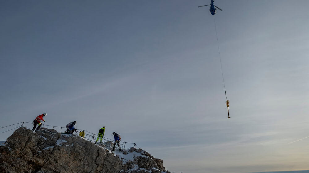 Per Heli wurde das Kreuz vor gut zwei Wochen ins Tal gebracht. (Archivbild) / Foto: Peter Kneffel/dpa