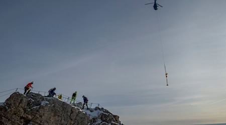 Per Heli wurde das Kreuz vor gut zwei Wochen ins Tal gebracht. (Archivbild) / Foto: Peter Kneffel/dpa