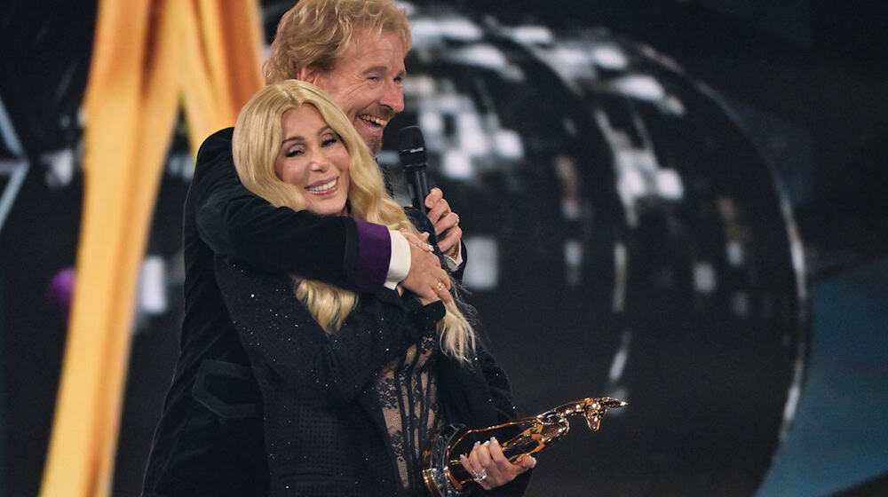 Gottschalk (75) umarmte Cher (79) auf der Bühne. / Foto: Peter Kneffel/dpa