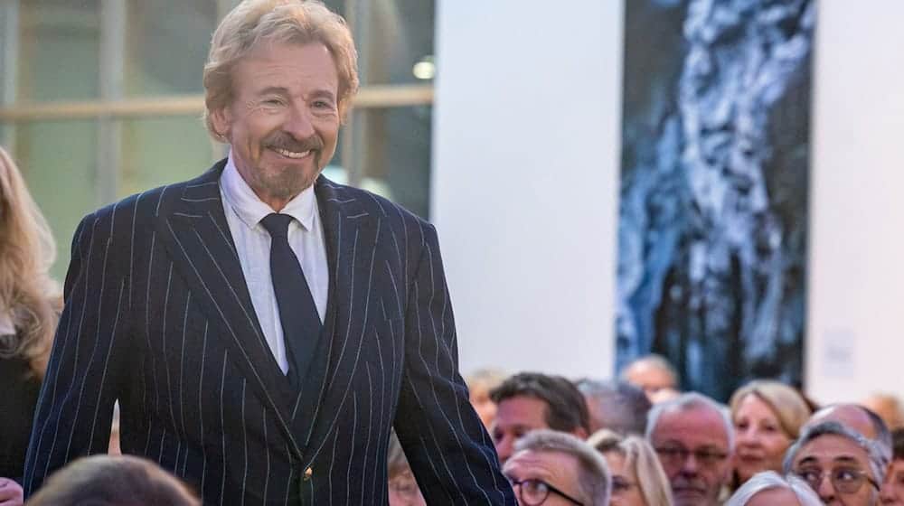 Moderator Thomas Gottschalk will sich nach einem Abschied aus dem TV-Geschäft für mindestens ein Jahr aus der Öffentlichkeit zurückziehen und reisen. (Archivbild) / Foto: Armin Weigel/dpa