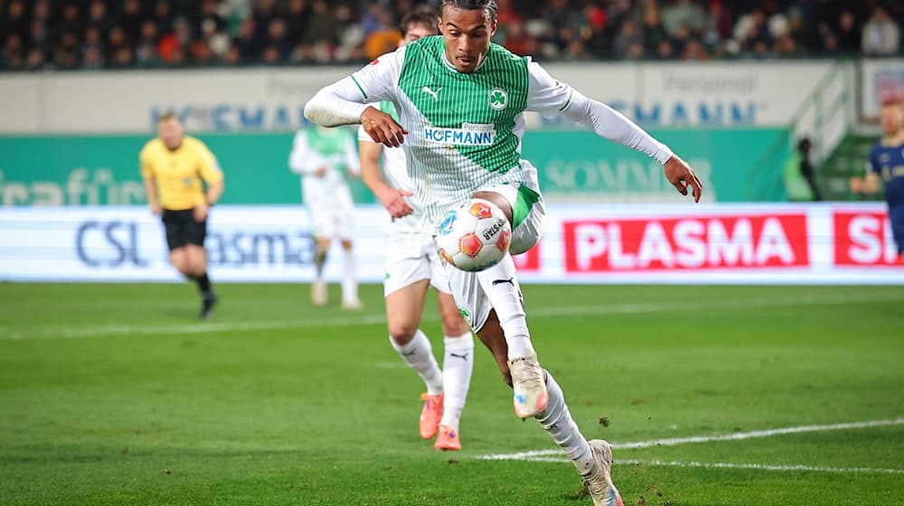 Abrangao schafft innerhalb kurzer Zeit den Sprung in die Profimannschaft. (Archivbild) / Foto: Daniel Karmann/dpa