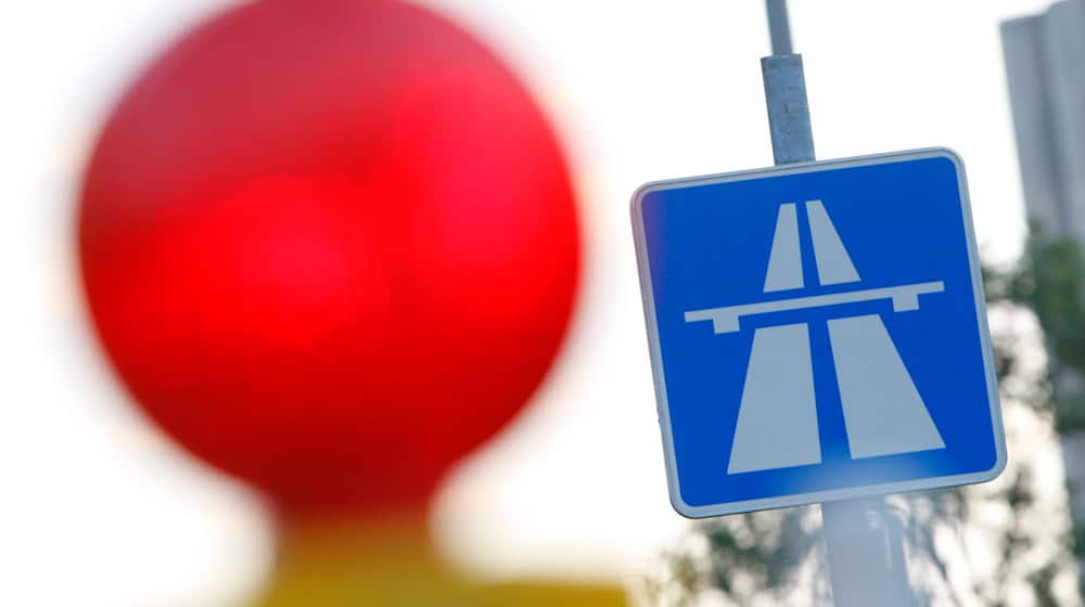 Ein beschädigter Gullydeckel sorgt für einen Unfall auf der Autobahn 9. (Symbolbild) / Foto: Florian Schuh/dpa